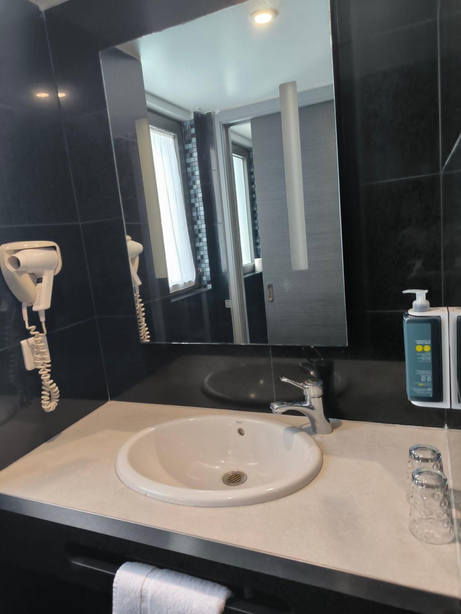 פרפיניין Brit Hotel Porte D'Espagne מראה חיצוני תמונה